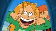 Marine versucht das ausgeliehene Baby von Frau Wachowski im Kinderwagen wieder aufzuheitern.