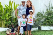 Die Familie vor ihrem Haus in Colombo, Sri Lanka