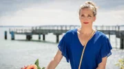 Praxis mit Meerblick – Herzklopfen Am Strand mit Blumenstrauss: Tanja Wedhorn als Nora Kaminski