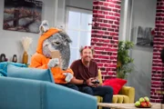 TanzTapir und Tom lassen einen Helikopter in der Wohnung fliegen.