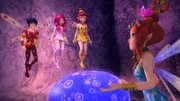 Mo (l.), Mia (2. v. l.) und Yuko (2. v. r.) suchen mit Kuki (r.) in der Höhle der Glühenden Steinpilze nach einem Herzkristall.