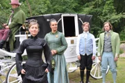 Prinz Willibald (ganz rechts: Oliver Korittke) buhlt samt Mama (3.v.l.: Andrea Thelemann) um die Gunst der Königin (2.v.l.: Beate Furcht)
