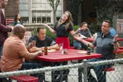 V.l.: Tyrone 'Goody' Goodman (Leonard Earl Howze), Kevin Gable (Kevin James), Kendra Gable (Taylor Spreitler), Duffy (Lenny Venito)