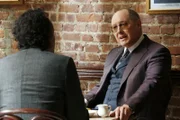 Zarak Mosadek (Bernard White, l.), Raymond Reddington (James Spader)