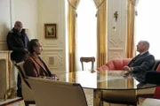 V.l.: Dembe Zuma (Hisham Tawfiq), Zarak Mosadek (Bernard White), Raymond Reddington (James Spader)