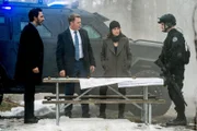V.l.: Aram Mojtabai (Amir Arison), Donald Ressler (Diego Klattenhoff), Elizabeth Keen (Megan Boone), Polizist (Komparse)