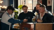 David (David Helmut) bekommt auf dem Handy gezeigt, wie seine Eltern gestorben sind.