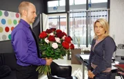 Gerrit (Lars Löllmann, l.) versucht, Anna (Jeanette Biedermann, r.) mit einem Rosenstrauß für sich zu gewinnen.