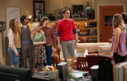 Leonard (Johnny Galecki, r.) und Penny (Kaley Cuoco, 2.v.r.) haben eine ganz besondere Neuigkeit für ihre Freunde Bernadette (Melissa Rauch, 3.v.l.), Howard (Simon Helberg, M.), Amy (Mayim Bialik, l.), Sheldon (Jim Parsons, 3.v.r.) und Raj (Kunal Nayyar, 2.v.l.) ...