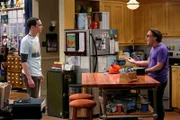 Geraten wegen der möglicherweise bevorstehenden Wohnsituation aneinander: Leonard (Johnny Galecki, r.) und Sheldon (Jim Parsons, l.) ...