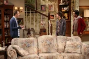 Howard (Simon Helberg, M.) reagiert entsetzt, als er feststellt, dass Stuart (Kevin Sussman, l.) immer noch nicht bei seiner Mutter ausgezogen ist, zu deren Pflege er den Freund engagiert hatte. Er und Raj (Kunal Nayyar, r.) wollen Stuart zur Rede stellen ...