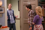 Howard (Simon Helberg, M.) und Bernadette (Melissa Rauch, r.) sind verwirrt von Stuarts (Kevin Sussman, l.) engem Verhältnis zu Howards Mutter ...