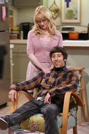 Howard (Simon Helberg, vorne) wurde von der NASA angesprochen, ob er zum Weltraumtag bei einem Baseball-Spiel der Angels den traditionellen ersten Ball wirft. Natürlich sagt er zu, obwohl er weiß, dass er nicht werfen kann. Also müssen ein paar harte Trainingseinheiten mit Bernadette (Melissa Rauch, hinten) her ...