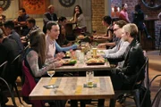 Leonard (Johnny Galecki, 2.v.r.) und Penny (Kaley Cuoco, r.) versuchen Sheldon (Jim Parsons, 2.v.l.) zu beweisen, dass er und Amy (Mayim Bialik, l.) nicht das überlegenere Paar von ihnen sind ...