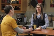 Sheldon (Jim Parsons, l.) und die anderen Jungs denken darüber nach, als Investoren für Stuarts Comicbuchladen aufzutreten. Doch dafür müssen sie zunächst ihre Freundinnen überzeugen. Wird es Sheldon bei Amy (Mayim Bialik, r.) gelingen?