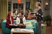 Stehen vor einem Problem, denn Emily (Laura Spencer, l.) kann Penny (Kaley Cuoco, r.) nicht mehr leiden, als sie herausgefunden hat, dass sie mit Raj (Kunal Nayyar, M.) vor vier Jahren eine gemeinsame Nacht verbracht hat ...