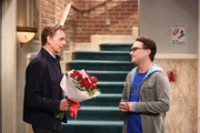 Weil Penny auf bei einem ihrer Verkaufsgespräche etwas zu intensiv mit dem Urologen Dr. Lorvis (Billy Bob Thornton, l.) geflirtet hat, meint der nun, sie sei in ihn verliebt - und kreuzt mit Rosen vor ihrer Tür auf. Leonard (Johnny Galecki, r.) ist darüber nicht erfreut ...