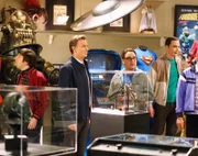 Als sich herausstellt, dass Dr. Lorvis (Billy Bob Thornton, 2.v.l.) ein leidenschaftlicher Sammler von Filmrequisiten ist, die ihm seine Patienten aus der Welt des Showbusiness geschenkt haben, sind Howard (Simon Helberg, l.), Sheldon (Jim Parsons, r.), Leonard (Johnny Galecki, 2.v.r.) und Raj total begeistert ...