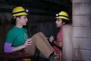 Raj (Kunal Nayyar, r.) und Sheldon (Jim Parsons, l.) planen, an einem Forschungsprojekt zu Dunkler Materie teilzunehmen, das in einer Mine stattfindet. Allerdings müssen sie vorher testen, ob sie mit der Ausnahmesituation unter Tage zurechtkommen würden ...