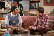 Während Leonard sein Schnarch-Problem in den Griff bekommen möchte, findet Raj (Kunal Nayyar, l.) heraus, dass sich seine Eltern getrennt haben - was Howard (Simon Helberg, r.) und Bernadette in einen Streit über ihre eigene Beziehung stürzt ...