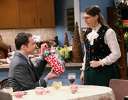Amy (Mayim Bialik, r.) bietet an, das diesjährige Weihnachtsessen auszurichten, da sich Raj um seinen Vater kümmern muss. Sheldon (Jim Parsons, l.), der Weihnachten nicht besonders mag, ist davon allerdings nicht begeistert ...