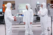 Howard (Simon Helberg, M.) und Leonard (Leonard (Johnny Galecki, r.) geraten fast aneinander, bis sie sich an Raj (Kunal Nayyar, l.) wenden, der ihnen bei einem großen Problem bei der Arbeit zur Seite stehen soll ...