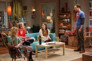 Sheldon (Jim Parsons, r.) kommt mit seiner Forschung zur Dunklen Materie einfach nicht voran. Deshalb fasst er einen Entschluss, um seine Hirnleistung zu steigern, was für Amy (Mayim Bialik, 2.v.r.), Bernadette (Melissa Rauch, l.) und Penny (Kaley Cuoco, 2.v.l.) zu einer Geduldsprobe wird ...