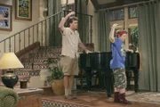 Jake (Angus T. Jones, r.) gibt Charlie (Charlie Sheen, l.) Unterricht in Ballett ...