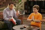 Alan (Jon Cryer, l.) kann Jakes (Angus T. Jones, r.) Verhalten nicht ertragen ...