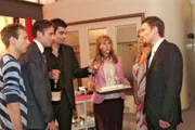 Jürgen (Oliver Bokern, l.), Max (Alexander Sternberg, 2.v.l.) und David (Mathis Künzler, 3.v.l.) feiern, dass "B.STYLE" die Aktienmehrheit an Kerima Moda übernommen hat - nur Lisa (Alexandra Neldel, 3.v.r.) ist nicht wohl dabei, den Sieg vor Richard (Karim Köster, r.) und Sabrina (Nina-Friederike Gnädig, 2.v.r.) zu genießen.