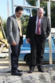 Detective Heredia (José Zuniga, l.) und Detective Murphy (Michael Dempsey, r.) ermitteln im Mordfall um Alejandro.