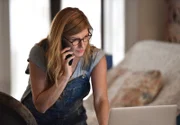 Abby (Connie Britton) sucht verzweifelt nach ihrer Mutter.