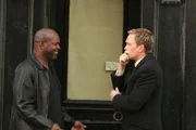Da er am Super-Bowl-Sonntag auf eine Beerdigung musste und das Spiel nicht sehen konnte, versucht Barney (Neil Patrick Harris, r.), obwohl er an die Heizung gefesselt war, das Ergebnis zu erfahren. Emmitt Smith (Emmitt Smith, l.) kommt ihm da gerade recht ...