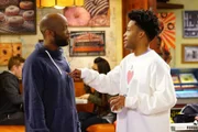 Sweatpants (Rell Battle, l.) und Franco (Jermaine Fowler, r.) wollen sich nicht einfach aus ihrer Wohnung vertreiben lassen und planen eine Protestaktion - mit ungeahnten Folgen ...