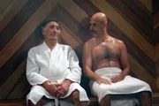 Fawz (Maz Jobrani, r.) Arthur (Judd Hirsch, l.) wirklich mit einem Saunabesuch davon überzeugen, dass es auch außerhalb des Donut Ladens schöne Dinge zu erleben gibt?