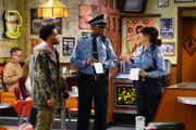 Nachdem Franco (Jermaine Fowler, l.) auf dem Weg zur Arbeit ohne Grund von der Polizei durchsucht wurde, wollen James (Darien Sills-Evans, M.) und Randy (Katey Sagal, r.) den Ruf ihrer Kollegen wieder verbessern, indem sie in einer Polizei-Diskussionsrunde das Thema besprechen ...