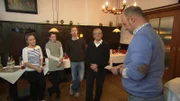 (v.l.n.r.) Servicekraft Natalie Brückner, die Inhaber des "Ratskellers" Tanja und Rene Wirnitzer und Tanjas Vater Jürgen Schug bei der Auswertung des ersten Testessens.
