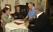 Der "Ratskeller" im nordrhein-westfälischen Wülfrath ist vom finanziellen Ruin bedroht. Kann Frank Rosin (2.v.r.) Tanja Wirnitzer (l.), Rene Wirnitzer (2.v.l.) und Jürgen Schug (r.) helfen?