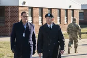 Jason Bull (Michael Weatherly, l.); Colonel Victor Taggert (Lou Diamond Phillips, r.)