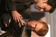 Tim Speedle (Rory Cochrane, l.) und Lt. Horatio Caine (David Caruso, r.) machen eine erstaunliche Entdeckung.