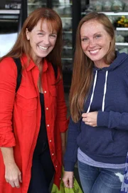 Wird es Karen (l.) und Mina (r.) gelingen ein Haus in unmittelbarer Nähe zu ihrem eigenen Zuhause preisgünstig zu renovieren und dann an nette Menschen zu verkaufen?