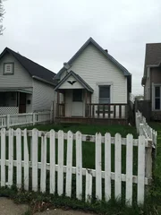 Ein kleines Haus aus dem Jahr 1880 wird zum nächsten Projekt von Karen und Mina ...