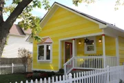Mina und Karen wagen eine kostspielige Investition, als sie ein Haus in bester Lage finden, doch das Haus hält auch noch einige teure Überraschungen bereit ...
