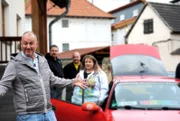 Sternekoch Frank Rosin (l.) will heute den Gasthof "Zur guten Laune" vor dem Ruin retten ...