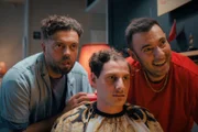 v.l. Florim Brajshori als Daut, Joël Schnabel als Kunde, Vedat Bajrami als Rocki