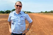 David Graf vor einer Sandpiste in Tambura, Südsudan