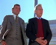 Quincy (Jack Klugman, re.) und Avery Manning (Charles Aidman) schauen sich ein öffentliches Leichtathletik-Training an.