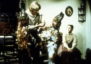 Rupert (Rossie Harris, l.) und Myron (Ham Larson) haben die Hühner von Almanzo (Dean Butler, 2.v.l.) und Laura (Melissa Gilbert, r.) gerupft, um Indianerfedern zu bekommen.
