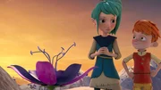 Glyn (links) und Yuki (rechts) sind erleichtert, dass sie gemeinsam mit ihren Freunden die Mondblume, die den Frühling einläutet, sicher und heil wieder an ihren Platz zurückbringen konnten.