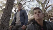 Ethan (Charlie Carver, l.) und Aiden (Max Carver)